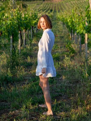 Симпатичная куколка без трусов задрала платье