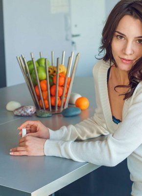 Худая телка теребит пальцами бритую киску