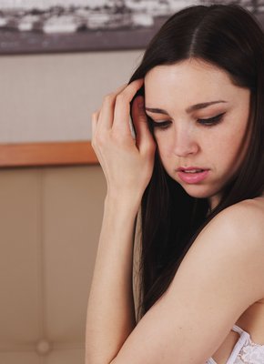 Соблазнительная куколка позирует раком на кровати