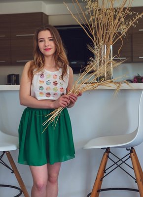 Аппетитная девушка без трусов засветила письку