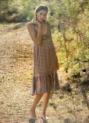 Развратная дамочка оголила маленькие тити