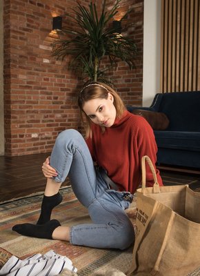 Молодая шлюшка ласкает обнаженное тело