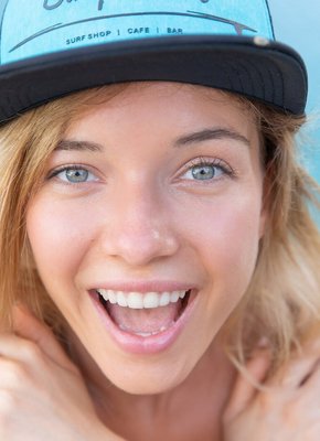 Девушка в шортах показала красивую грудь