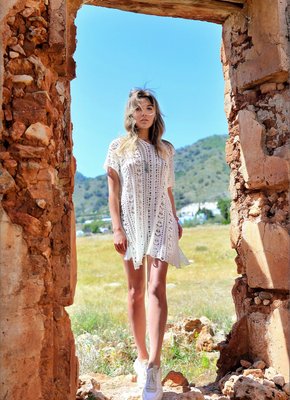 Стройная девица с красивой попой на развалинах