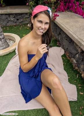 Девка без трусов засветила мохнатую письку