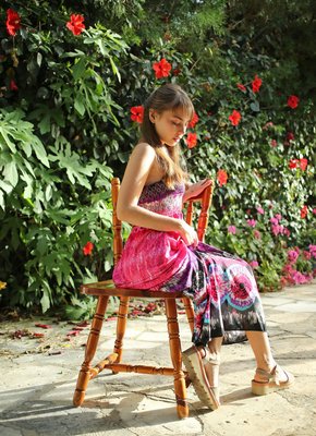 Милашка с голыми титьками раздвинула ноги