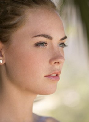 Милашка в белых трусах оголила упругую жопу