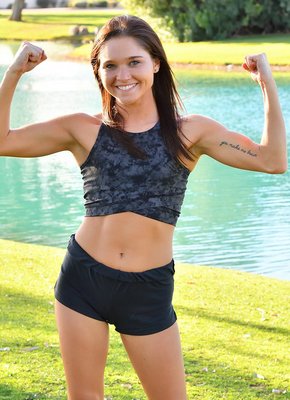 Спортсменка в коротких шортиках в парке