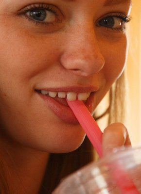 Рыжая молодая девка гуляя оголилась на природе