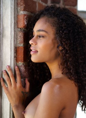 Сладкая негритянка с сексуальным спортивным телом