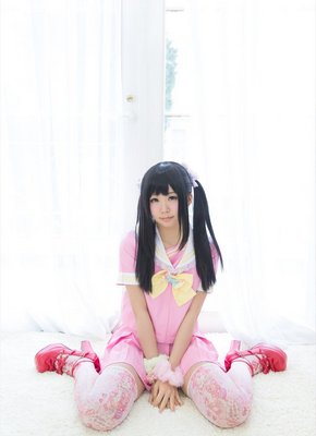 Азиатка в короткой мини юбке