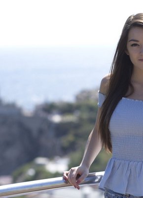 Девушка с шикарными формами эротично сняла платье